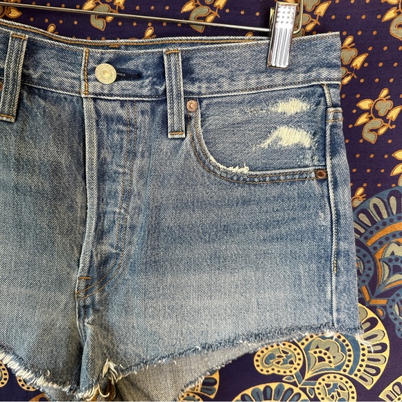 Levi’s 501 high waisted jean shorts - Picture 4 of 10